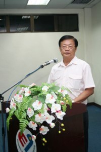 梁国兴向大众介绍国际佛教大学 002.jpg