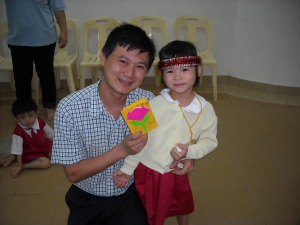 麻雀抬頭看到大老鷹 羨慕老鷹飛得高 老鷹低頭看到小麻雀 羨慕麻雀樂逍遙