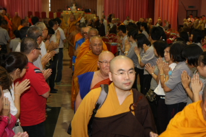 大众合掌静立恭送法师离席