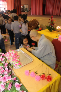 不要忘了父母亲的养育之恩,好好的孝顺父母亲,做个真正孝顺的佛弟子!