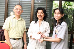 菩提中学代表张龄月居士赠送纪念品予小黑和朵拉 123.jpg