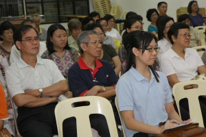 佛友们专心聆听继灯法师讲解