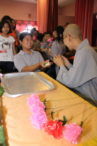 爱心妈妈法喜充满地接领师父的祝福!