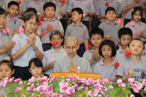 感恩母亲在痛苦挣扎,生存与死亡的一线,把我们带到这世界。