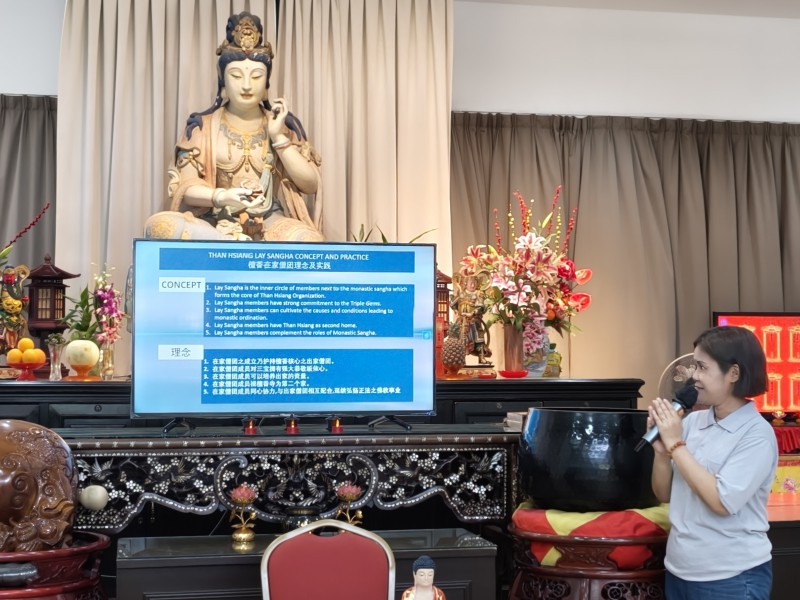 慧菁师姐则以英语分享《回到初心》,阐述檀香在家僧团的理念与实践。