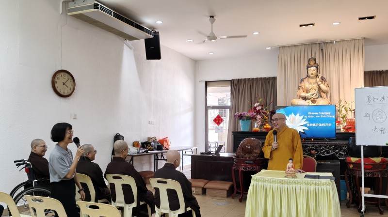 开示期间,真升法师与在家僧团成员交流互动。