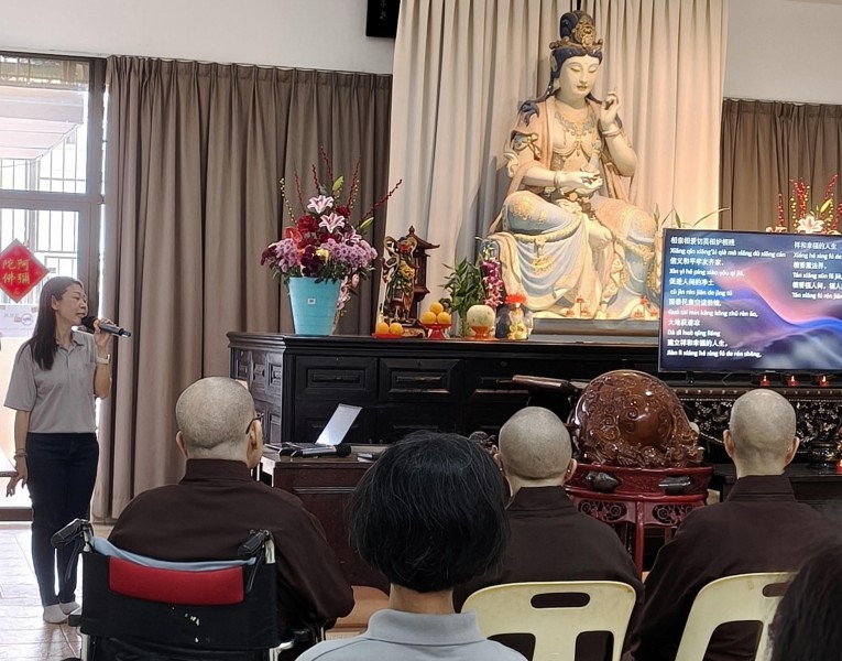 司仪带领大家合唱《檀香荡尘氛》。