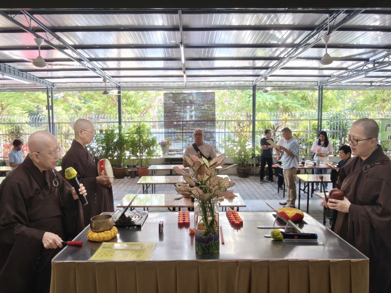 大家随同法师移步至三圣殿进行回向。