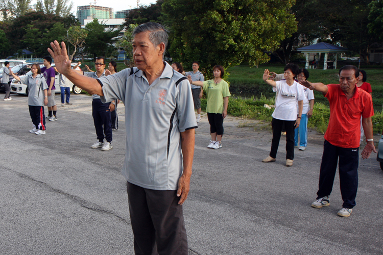 邓敬荣教练为新学员示范太极拳基本掌法手型