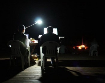 在暗夜裏朗誦佛經