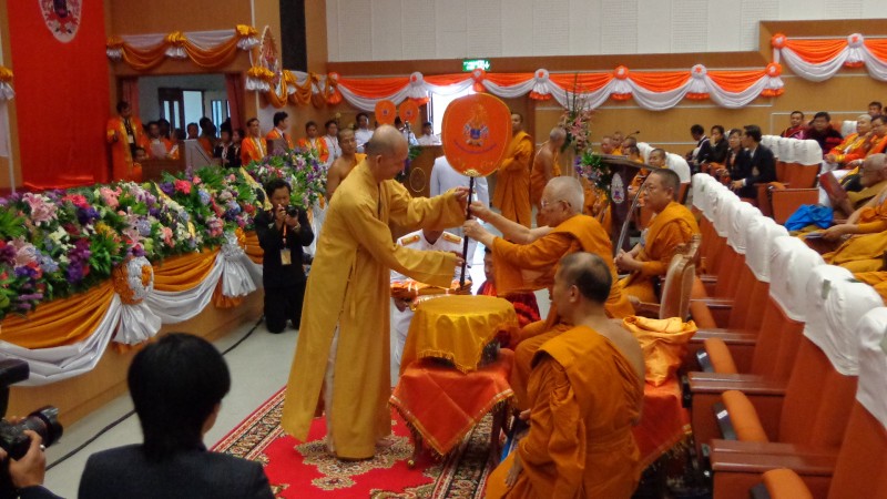 授予唯悟法师扇子(南传佛教国家出家人手持扇子以代替毕业袍)。