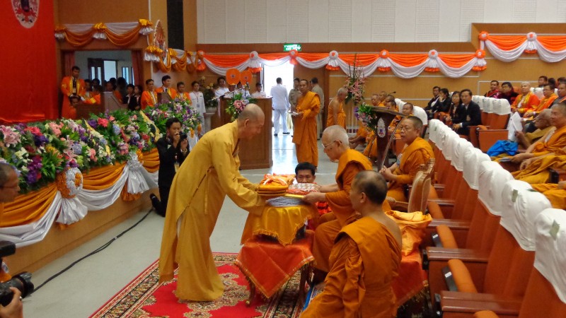 授予唯悟法师嘉奖状和僧服。