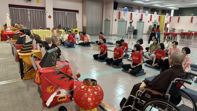 真如法师与诸位法师及青年团成员们齐聚一堂