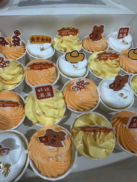 午宴餐点丰富多样,其中包括小蛋糕