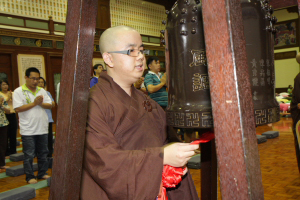 《敲钟许愿捐菩提》