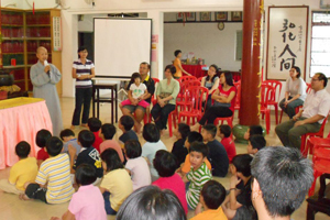 昙华苑举办学佛营