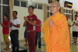 大众参与佛前大供和新春吉祥灯回向