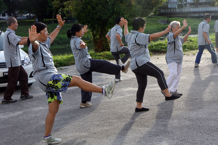 我踢!24式简化杨式太极拳的‘右蹬脚’