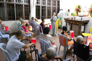 八打灵晚晴苑庆中秋:真舍法师给老菩萨讲故事