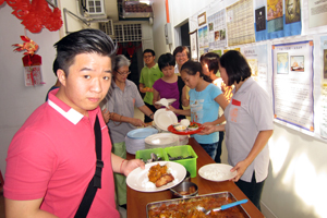 大家一起享用美味的食物