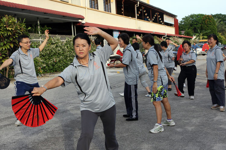 进阶学员在练习太极功夫扇