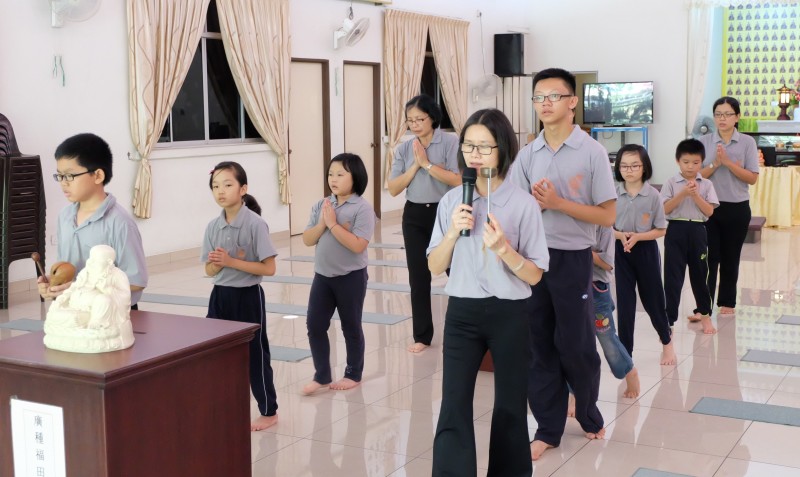 绣至老师带领大众念佛共修。