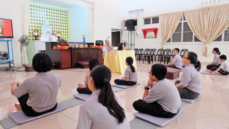 大众聆听真信法师的慈悲开示。