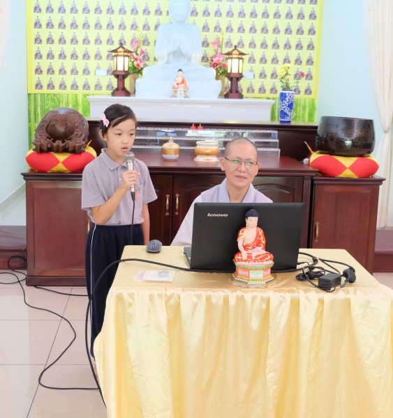 衿萱小菩萨带领大家合唱《福智十善法》。