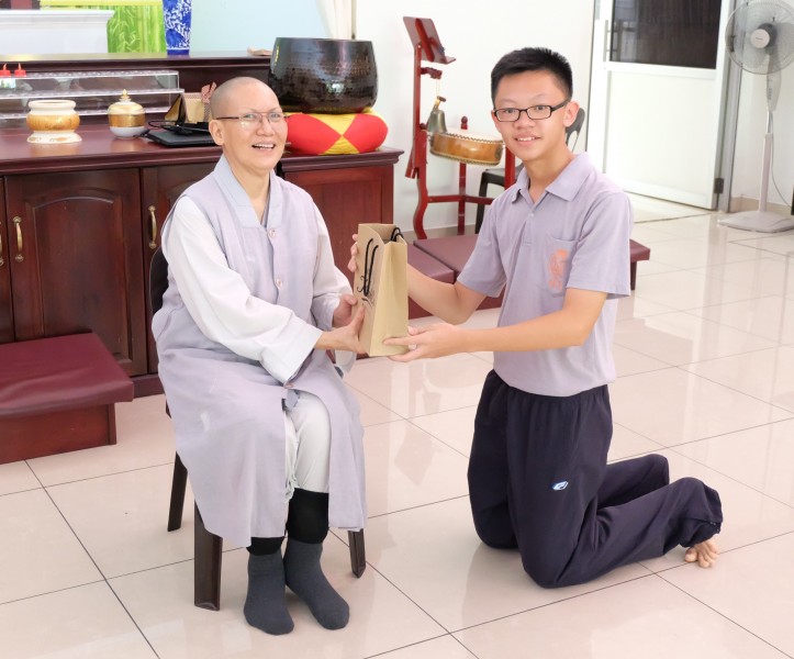 真信法师颁发策励奖给卓楷元同学。