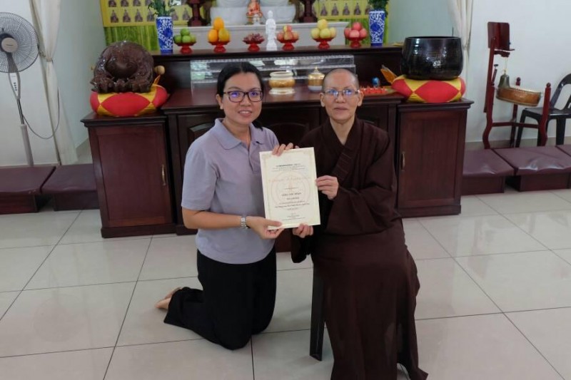 真信师父颁发证书予爱心老师。