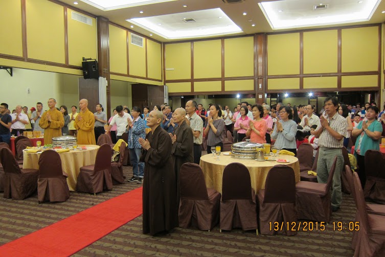 大家在五观堂享用美味茶点。