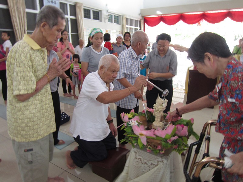 真信师父颁发红包予爱心妈妈。