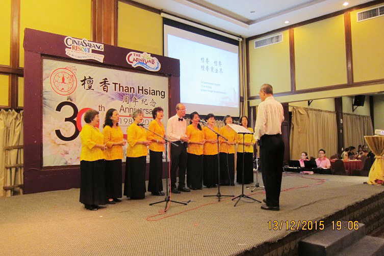 爱心老师、爱心妈妈与师父合照。