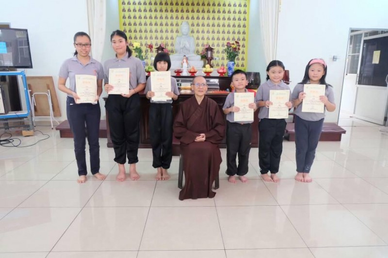 获得策励奖的同学与师父合照。