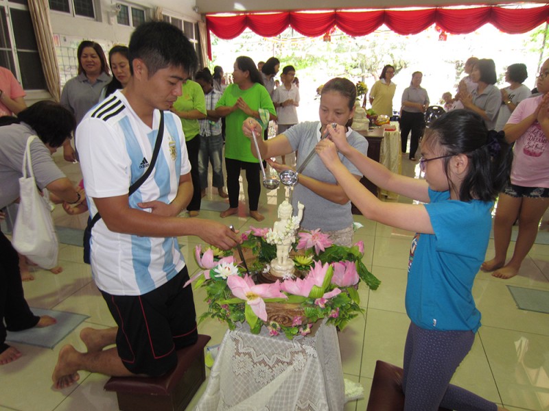 庆生的小菩萨献灯。