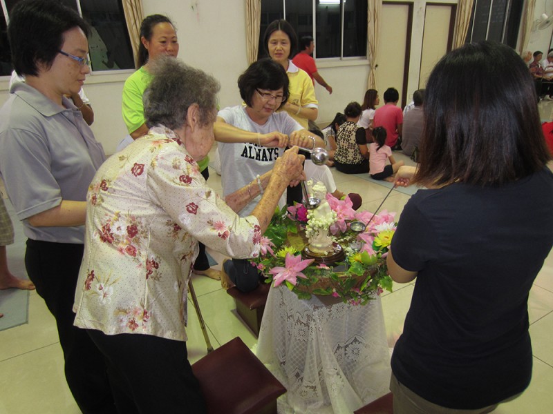 大家一起唱佛化生日歌。