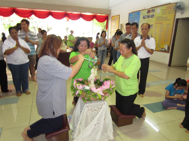 小菩萨代表周五佛学班把红包献给庆生的老菩萨。