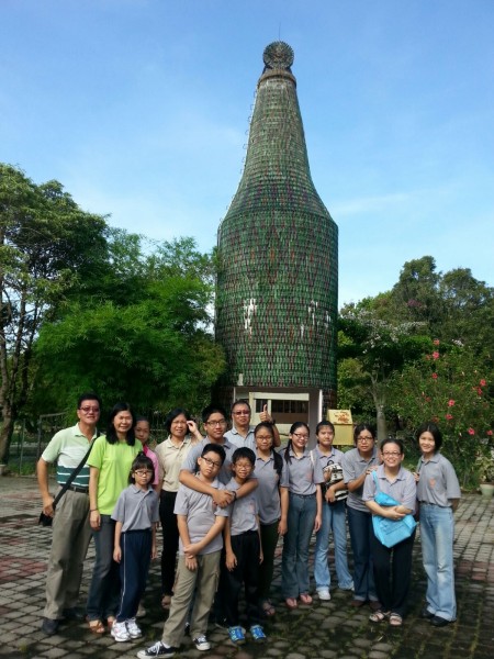大玻璃瓶佛塔前大合照。