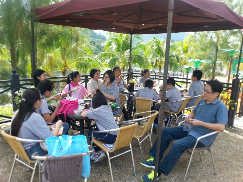 来,先休息休息,吃点东西。