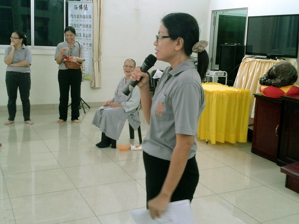 锦杉老师主持佛学常识问答比赛环节