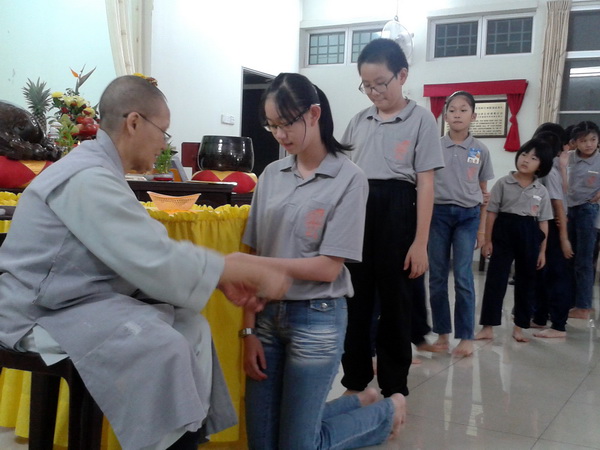 小菩萨接受师父的祝福礼