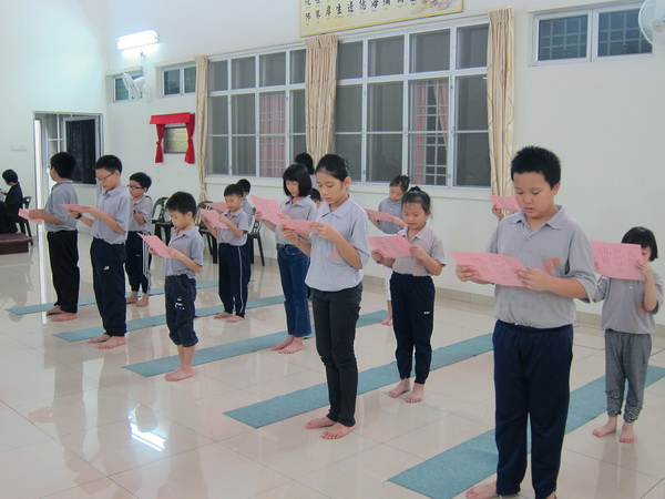 小菩萨虔诚唱诵经文