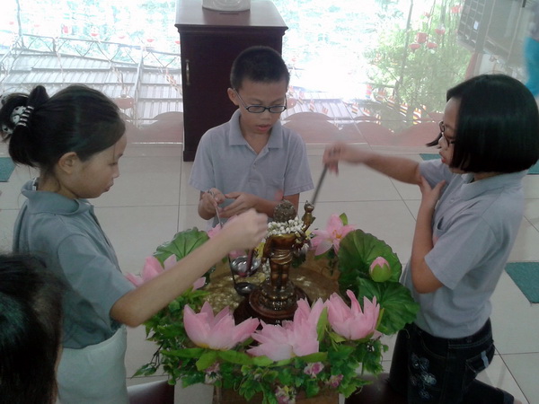 五浊众生离尘垢……