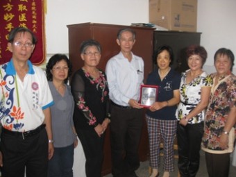 与妇科教授吕凤莲主任合照 Copy of 与妇科教授吕凤莲主任合照.jpg