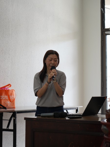 本次集会由司仪翠萍师姐主持