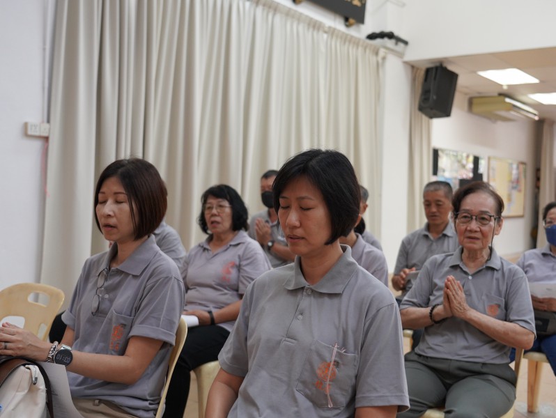 念佛过程中,在家僧团成员们专注虔诚地念佛。