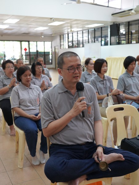 接下来的环节是由建成师兄带领大家念佛