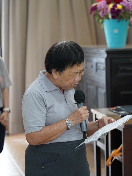 秀欣师姐以中文分享《回到初心》,阐述檀香在家僧团的理念与实践。