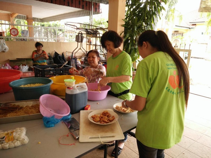 香积菩萨们忙着为大众准备美食。