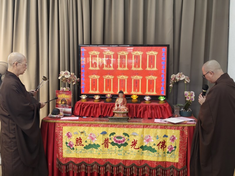 大众跟随法师们移步到大悲殿的延生坛回向